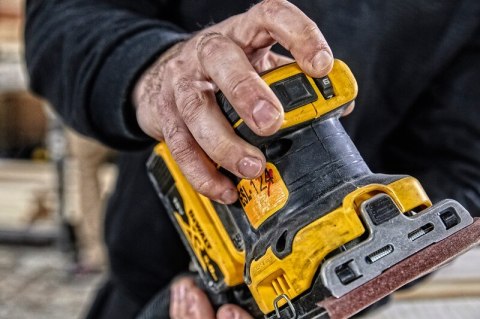 SZLIFIERKA OSCALACYJNA XR 18V 0*AH DEWALT